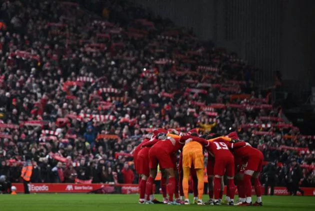 liverpool-players-huddle