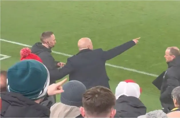 Arne Slot makes his point to the fourth official against Leicester