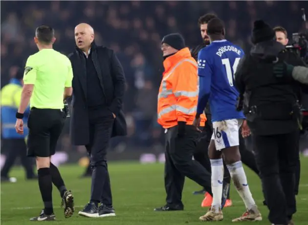 Arne Slot confronts Michael Oliver after the Merseyside derby at Goodison Park