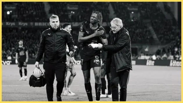 Jeremy Jacquet leaves the pitch injured for Rennes
